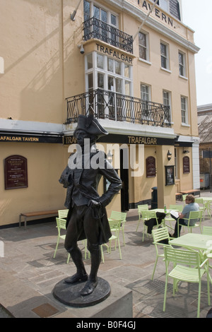 Statua di Ammiraglio Nelson al di fuori della Trafalgar Tavern Greenwich, uomo si siede e legge e bevande Foto Stock