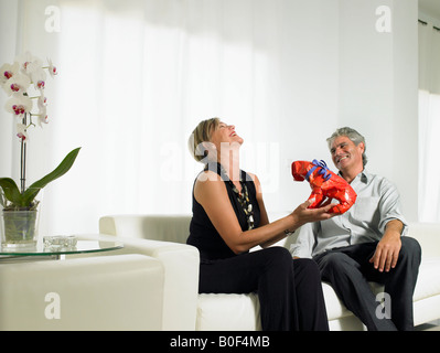 Una donna ridere per un regalo Foto Stock