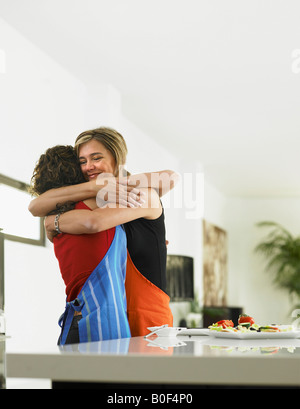 Madre e figlia abbracciando Foto Stock