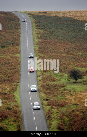 Auto su una strada di campagna in Dartmoor Devon Regno Unito Foto Stock