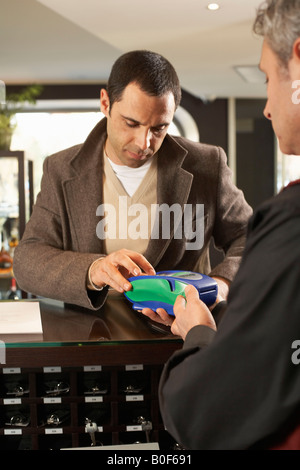Hotel guest pagando con carta di credito Foto Stock