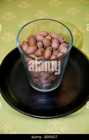 Complesso di noci pecan in una alta ciotola di vetro Foto Stock