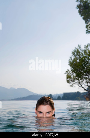 Giovane donna in un pool Foto Stock