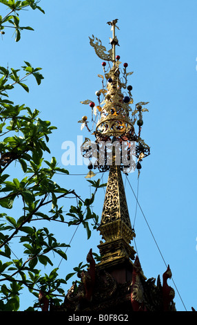 La guglia dorata di un tempio buddista, Thailandia. Foto Stock