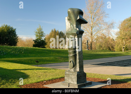 Henry Moore scultura, montante movente, sul display a Kew Gardens Foto Stock