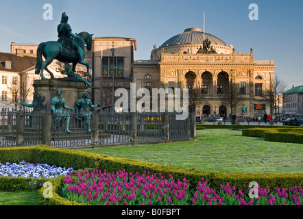 Christian V Statua equestre & Royal Theatre, Kongens Nytorv, Copenaghen, Danimarca, Europa Foto Stock