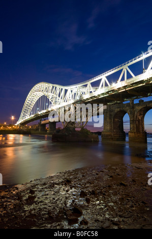 L'impianto di Runcorn e Widnes Transporter Bridge sul fiume Mersey, Runcorn, Cheshire, Inghilterra, Regno Unito Foto Stock