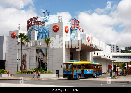 Carrello di servizio auto al di fuori del Planet Hollywood Galleria ,tumore, Guam, Oceano Pacifico occidentale. Foto Stock