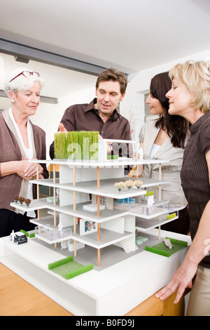 Team a discutere il modello di architettura Foto Stock