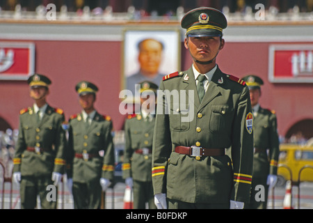 Le protezioni in piazza Tiananmen Sqaure nella parte anteriore del ritratto di Mao Zedong sulla Porta della Pace Celeste (Gate Tiananmen) Foto Stock