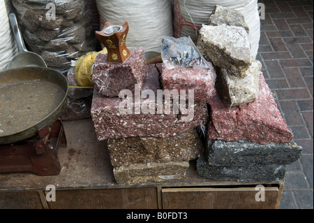 Dubai, Emirati arabi uniti (EAU).. Le spice souk (mercati). Blocchi di incenso con strumenti di pesatura e di un bruciatore di incenso Foto Stock