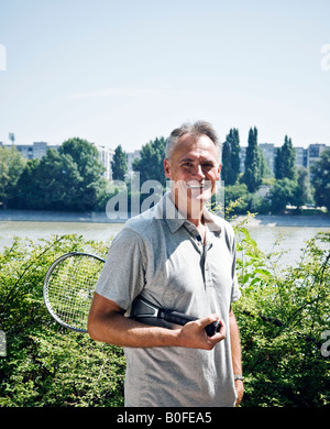 L'uomo con la racchetta da tennis ritratto Foto Stock