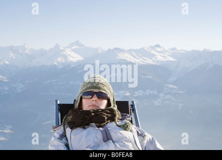 Giovane donna relax in montagna Foto Stock