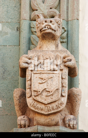 Statua di Pietra all'ingresso per la Casa de Colon (Christopher Columbus's house) a Las Palmas di Gran Canaria Foto Stock