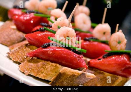 Piastra di tapas nel bar Sagardi a Valencia, Spagna Foto Stock