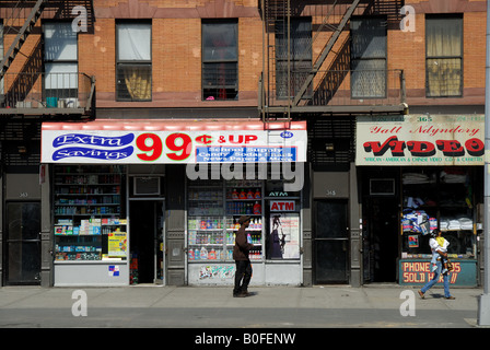 Scena di strada in Lenox Avenue Harlem, New York Foto Stock