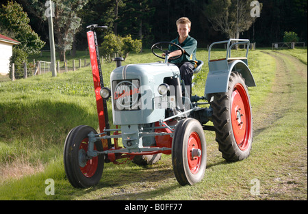 Antique 1956 Eicher 1 cilindro il trattore con i giovani driver. Modello rilasciato Foto Stock