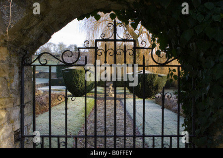 Frost coperta paese giardino Cotswolds Swinbrook Oxfordshire England Regno Unito Foto Stock