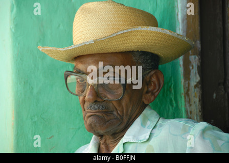 Ritratto di un vecchio uomo cubano con gli occhiali Foto Stock