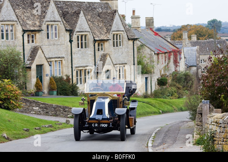 Auto d'epoca, aziona attraverso Windrush villaggio su un veterano Car Club rally giorno Gloucestershire Regno Unito Foto Stock