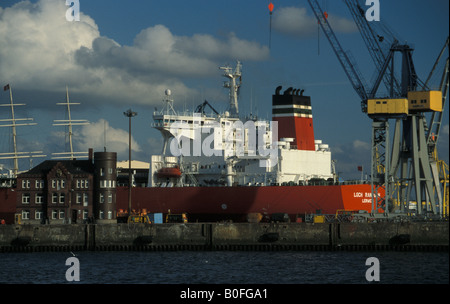 Nave portacontainer nel nuoto dock del cantiere navale Blohm + Voss di Amburgo, Germania Foto Stock