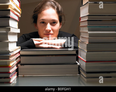 Donna in appoggio sui libri Foto Stock