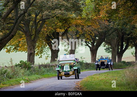 1912 Renault auto d'epoca, seguita da un'annata Fiat su un veterano Car Club rally intorno GLOUCESTERSHIRE REGNO UNITO Foto Stock