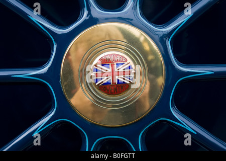 Emblema sulla ruota di scorta di vintage auto Standard made in Coventry Gloucestershire Regno Unito Foto Stock