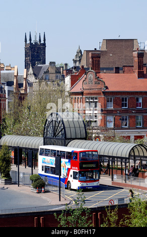 Il centro di Wolverhampton si vede attraverso la stazione di autobus, West Midlands, England, Regno Unito Foto Stock