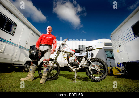 Twin shock vintage pilota di motocross mx sporcizia fangoso con knobbly pneumatici pneumatici twin-shock dirt bike MX Moto-X parafango il corridore di potenza Foto Stock