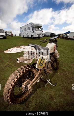 Twin shock vintage pilota di motocross mx sporcizia fangoso con knobbly pneumatici pneumatici twin-shock dirt bike MX Moto-X p di parafango Foto Stock