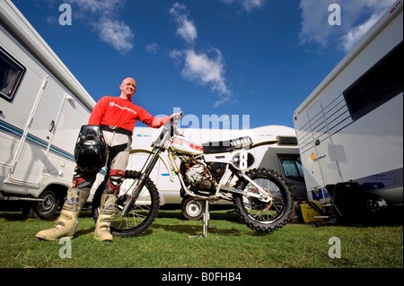 Twin shock vintage pilota di motocross mx sporcizia fangoso con knobbly pneumatici pneumatici twin-shock dirt bike MX Moto-X parafango il corridore di potenza Foto Stock