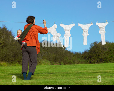 La madre e il bambino pannolini appesi al di fuori Foto Stock