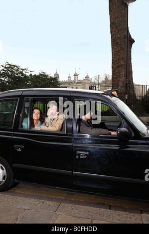 Coppia in cerca di Londra nella finestra di taxi Foto Stock