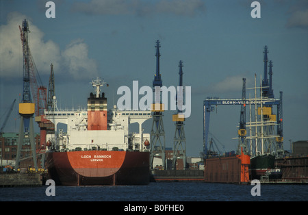 Nave portacontainer nel nuoto dock del cantiere navale Blohm + Voss di Amburgo, Germania Foto Stock