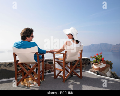 Giovane seduto su di una terrazza per prendere il sole Foto Stock