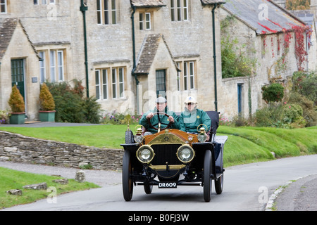 Auto d'epoca, aziona attraverso Windrush villaggio su un veterano Car Club rally giorno Gloucestershire Regno Unito Foto Stock