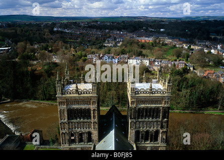 La Cattedrale di Durham e Durham City visto dalla torre centrale della cattedrale Foto Stock