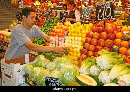 La frutta e la verdura per la vendita del mercato La Boqueria Barcellona Catalonia Spagna Foto Stock