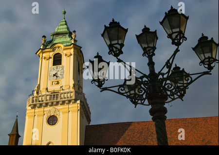 Il vecchio municipio con via lampada Bratislava Slovacchia Foto Stock