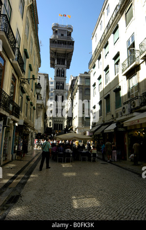 L'Elevador de Santa Justa a Lisbona, Portogallo. È stato progettato da un allievo di Gustave Eiffel. Foto Stock