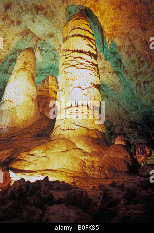 Una vista di stalattiti e stalagmiti nella Grande Sala o Ottima camera al parco nazionale di Carlsbad Cavern Foto Stock