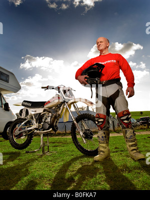 Twin shock vintage pilota di motocross mx sporcizia fangoso con knobbly pneumatici pneumatici twin-shock dirt bike MX Moto-X potenza di parafango YZ125H Foto Stock