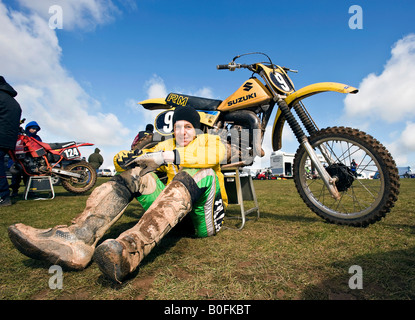 Twin shock vintage pilota di motocross mx sporcizia fangoso con knobbly pneumatici pneumatici twin-shock dirt bike MX Moto-X Chris Walker superbike Foto Stock