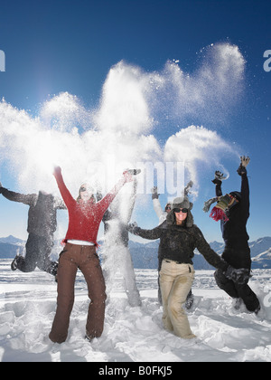 Gruppo tirare palle di neve in aria Foto Stock