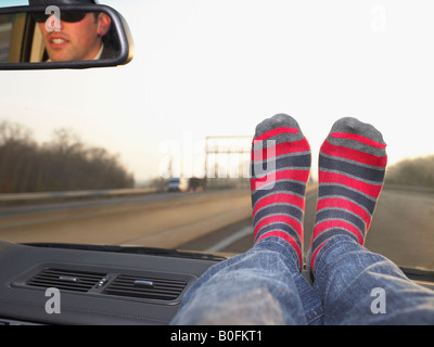 I piedi sul cruscotto Foto Stock