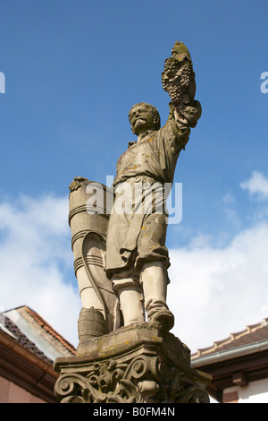 Statua della raccoglitrice di uva a Ribeauville Alsace Francia Foto Stock