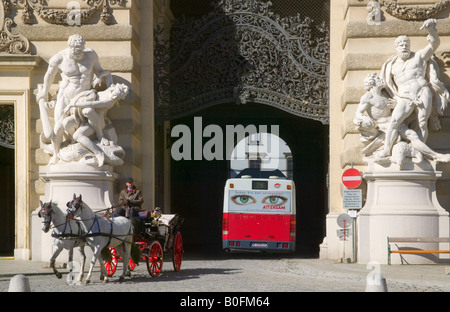 Carrozza a cavallo da ingresso alla Biblioteca Nazionale di Palazzo Imperiale Hofburg complesso Vienna Austria Foto Stock