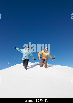 Giovani donne in esecuzione nella neve Foto Stock