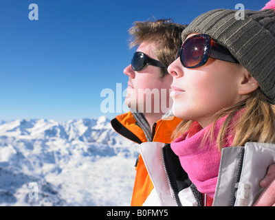 Giovane godendo di Sun in montagna Foto Stock